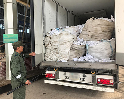 Шекарада ұсталған 20 000 кг макулатура қағазының мазмұны тексерілуде