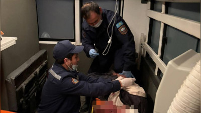 Алматылық дәрігерлер жол апатына түскен ер адамды құтқарып қалды