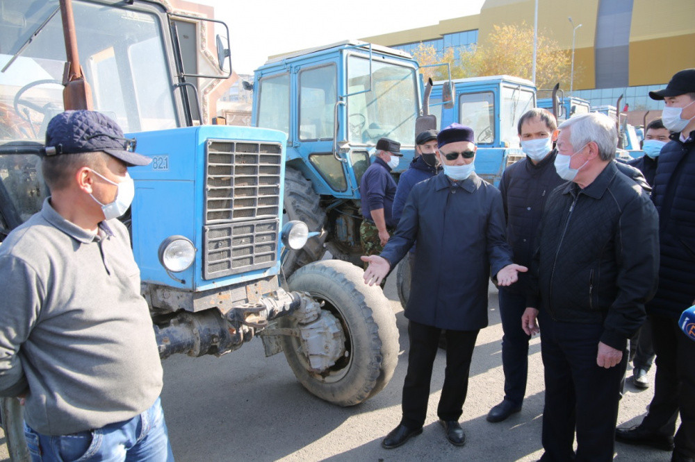 Сапарбаев Қазақстанда жасалған тракторды жүргізіп көрді 